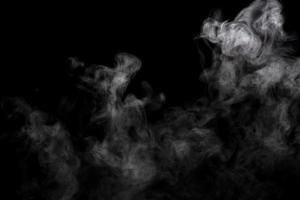 polvere astratta o fumo isolato su sfondo nero foto