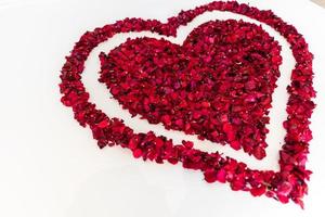 a forma di cuore fatta di petali di rosa con spazio per la copia, sfondo floreale, buon San Valentino, festa della mamma, disposizione piatta, vista dall'alto foto