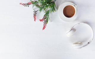 piatto disteso relax tazza di caffè su sfondo di legno bianco foto