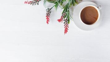 piatto disteso relax tazza di caffè su sfondo di legno bianco foto