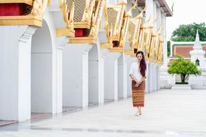 meditazione ambulante della giovane donna asiatica, santuario ratchanatdaram bangkok. foto