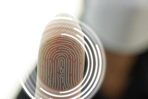 la scansione delle impronte digitali fornisce l'accesso di sicurezza. foto