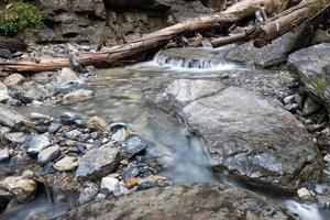 specchi d'acqua, piccola insenatura con rocce foto