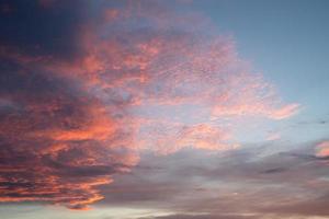 cielo con nuvole rosse foto