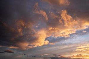 cielo con nuvole drammatiche foto