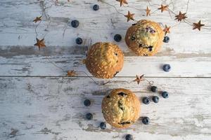 muffin ai mirtilli fatti in casa su legno rustico vista dall'alto foto