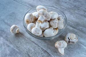 ciotola piena di funghi champignon bianchi foto