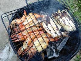 calamari e gamberi alla griglia alla griglia. cibo culinario indonesiano foto