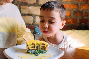 mamma e figlio si divertono e festeggiano il compleanno dei bambini. foto