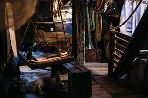 verricello in legno di una nave a vela e corde sul ponte della nave da guerra pirata medievale foto