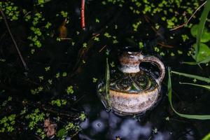 bottiglia sono riempiti con ingredienti magici, elisir. lago misterioso. foto