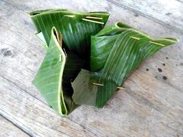 nasi jinggo bali o nasi kucing o riso avvolto in foglie di banana. cibo culinario indonesiano foto