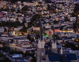 quartiere dell'ora d'oro vista collinare delle case di san francisco, tetti a punta - colorati e panoramici con alcune case vittoriane - una tipica vista di san francisco. foto