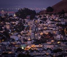 quartiere dell'ora d'oro vista collinare delle case di san francisco, tetti a punta - colorati e panoramici con alcune case vittoriane - una tipica vista di san francisco. foto