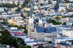 quartiere dell'ora d'oro vista collinare delle case di san francisco, tetti a punta - colorati e panoramici con alcune case vittoriane - una tipica vista di san francisco. foto