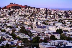 quartiere dell'ora d'oro vista collinare delle case di san francisco, tetti a punta - colorati e panoramici con alcune case vittoriane - una tipica vista di san francisco. foto