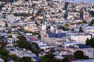 quartiere dell'ora d'oro vista collinare delle case di san francisco, tetti a punta - colorati e panoramici con alcune case vittoriane - una tipica vista di san francisco. foto