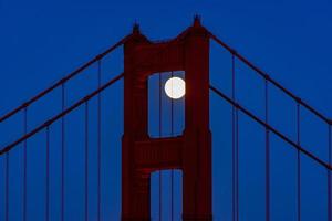 maestoso ponte di San Francisco Golden Gate con giugno 2022 luna piena che sorge che mostra la torre nord dai promontori di marin foto