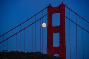 maestoso ponte di San Francisco Golden Gate con giugno 2022 luna piena che sorge che mostra la torre nord dai promontori di marin foto