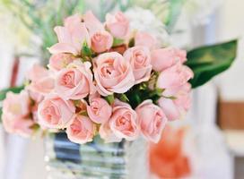 rosa rosa fiore colore tenue rose rosa fioritura bouquet primaverile sul tavolo sfocatura dello sfondo