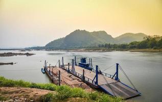 nave da carico sul lungofiume nel fiume mekong asia traghetto in barca thailandia e laos foto