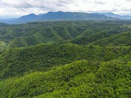 vista aerea foresta alberi sfondo giungla natura verde albero sulla montagna vista dall'alto, foresta collina paesaggio scenario di fiume nel sud-est asiatico tropicale selvaggio foto