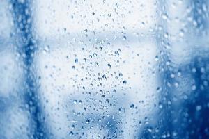 sfondo di vetro goccia d'acqua, goccia d'acqua naturale dopo la pioggia, gocce di pioggia sulla finestra di vetro nella stagione delle piogge foto