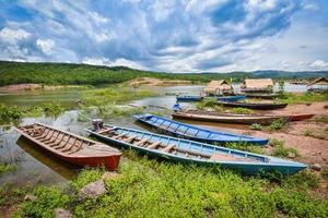 colorato lungo peschereccio in legno nel fiume asia foto