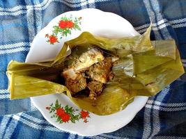 pepes ikan bakar o pesce grigliato al vapore. cibo culinario indonesiano foto