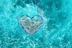 sfocatura cuore sfocato dagli schizzi d'acqua sulle onde dell'oceano. concetto di giorno dell'acqua o di San Valentino. foto