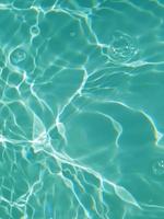 sfocatura sfocatura dell'acqua nella piscina increspata acqua sullo sfondo del dettaglio foto