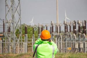 team di ingegneri che lavora nella fattoria di turbine eoliche. energia rinnovabile con generatore eolico dal concetto di energia alternativa. foto