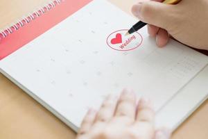 scrittura a mano nel piano del calendario e concetto di monete, matrimonio foto