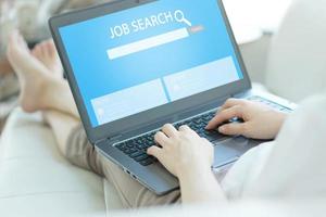 donna che cerca di trovare lavoro con il motore di ricerca di lavoro online sul laptop foto