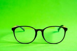 occhiali su sfondo verde foto