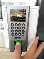 impronte digitali e controllo degli accessi in un edificio per uffici foto