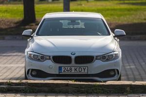 lato turchia 18 febbraio 2022 bianco bmw serie 3 è parcheggiato per strada in una calda giornata foto