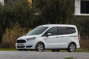 lato turchia 20 febbraio 2022 silver Ford Tourneo Connect è parcheggiato sulla strada in una calda giornata estiva contro l'edificio, negozio foto