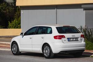 lato turchia 01 marzo 2022 l'audi a3 bianca sta parcheggiando sulla strada in una giornata estiva foto