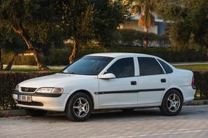 lato turchia 18 febbraio 2022 bianco opel spectra è parcheggiato sulla strada in una calda giornata sullo sfondo di un parco foto