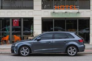 lato turchia 20 febbraio 2022 l'audi a3 blu sta parcheggiando sulla strada in un giorno d'estate foto