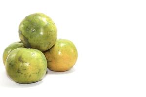 mandarino tailandese su fondo bianco ad alto contenuto di vitamina c, adatto per mangiare, giocare e fare frullati di frutta per la salute e la cura del corpo. foto