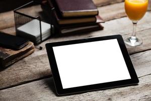 schermo del tablet pc digitale sul tavolo di legno