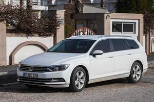 lato turchia 18 febbraio 2022 la volkswagen bianca passat è parcheggiata sulla strada in una calda giornata autunnale sullo sfondo di una strada, negozio foto