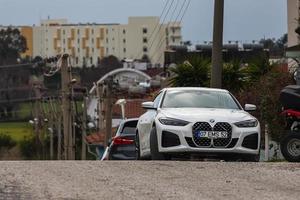 lato turchia 23 febbraio 2022 la bmw serie 4 bianca è parcheggiata per strada in una calda giornata foto