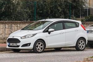 lato turchia 23 febbraio 2022 la fiesta bianca di Ford è parcheggiata sulla strada in una calda giornata sullo sfondo di un edificio, parco foto