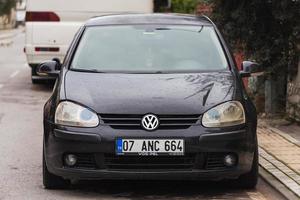 Side Turchia 03 marzo 2022 il golf nero di Volkswagen è parcheggiato sulla strada in una giornata estiva foto