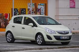 side turkey 20 febbraio 2022 opel corsa è parcheggiata per strada in una calda giornata foto