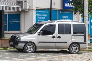 lato turchia 03 marzo 2022 silver fiat doblo è parcheggiato in strada in una calda giornata estiva contro il parcheggio foto