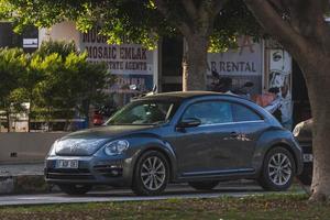 lato turchia 20 febbraio 2022 auto d'epoca grat volkswagen beetle sullo sfondo di una strada cittadina, vista laterale. foto